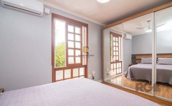 Casa no bairro Camaquã de 4 dormitórios e 2 vagas