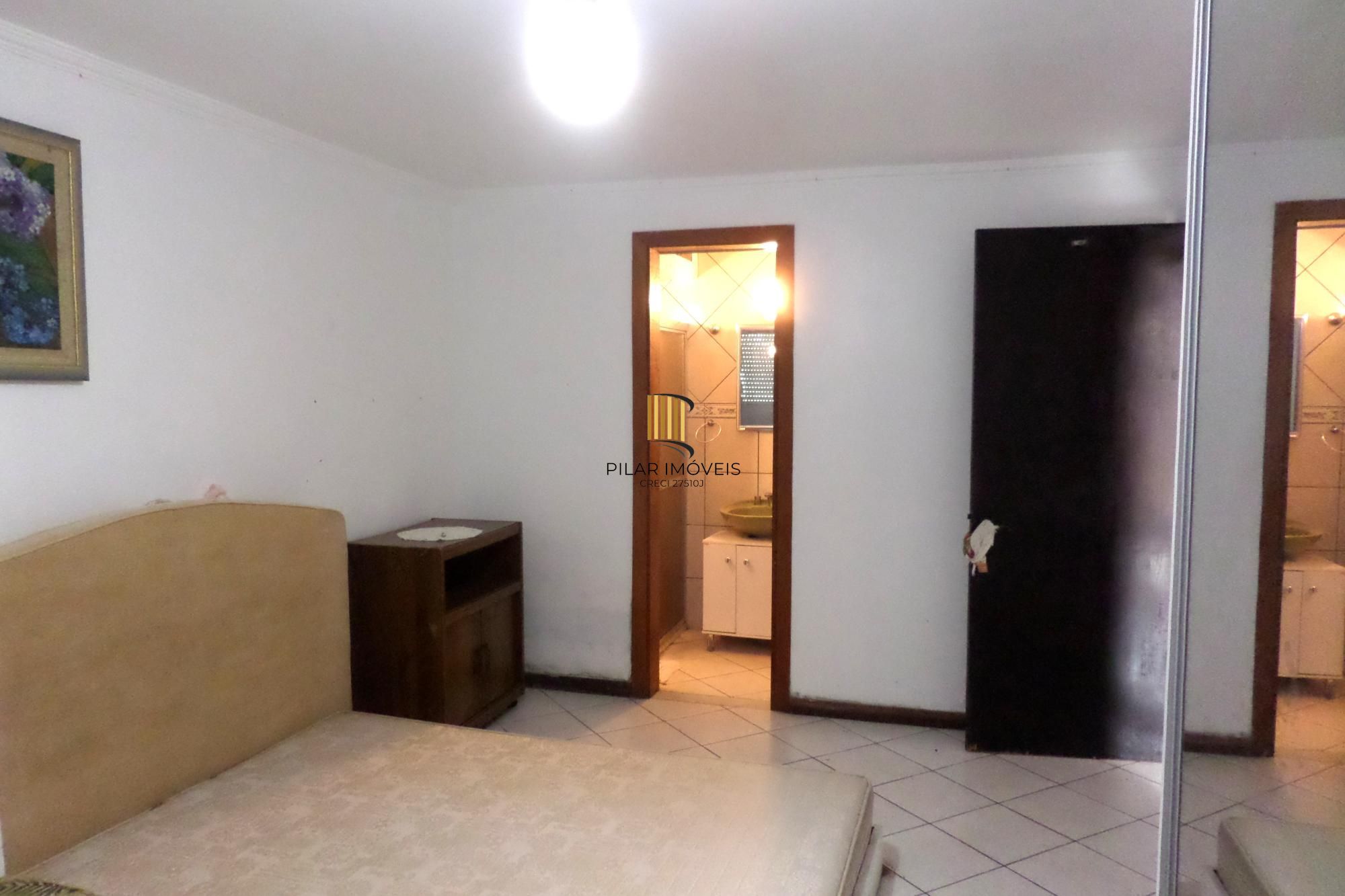 Casa no bairro Ipanema de 3 dormitórios e 2 vagas