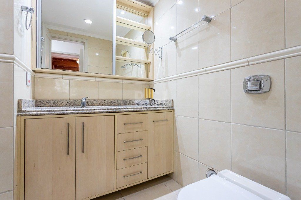 Apartamento no bairro Mont Serrat de 3 dormitórios e vaga Desocupado