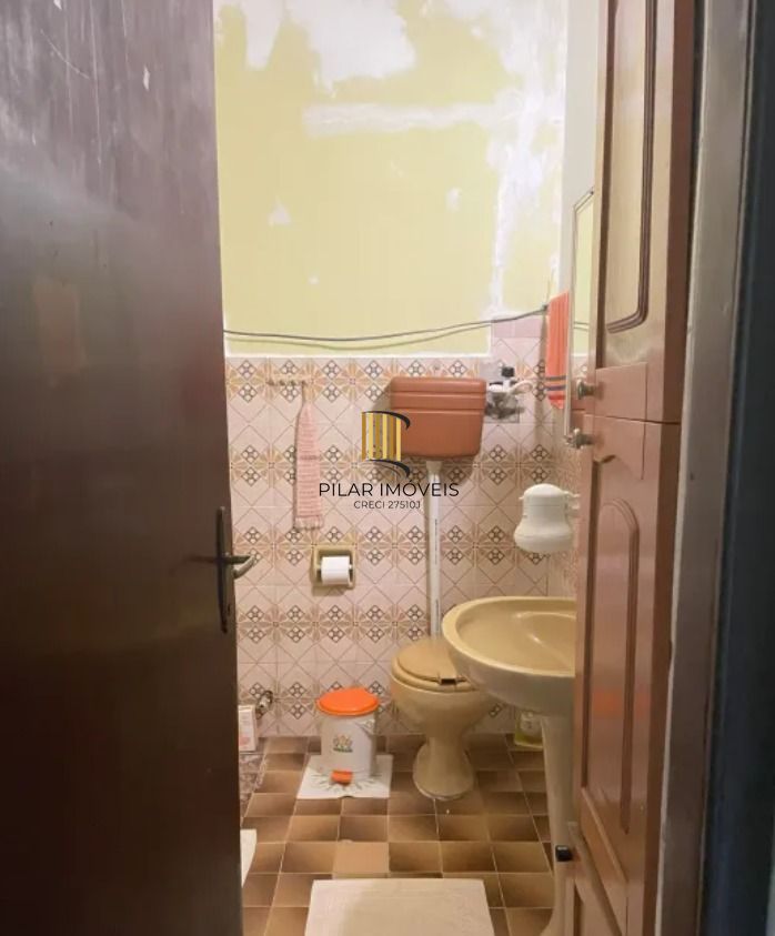 Casa 7 dormitórios 2 vagas de garagem no bairro Petrópolis