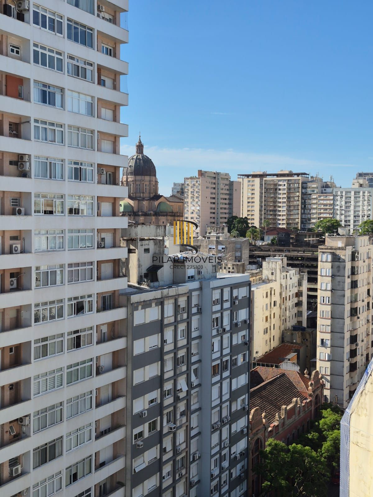 Apartamento no Centro de 2 dormitórios e 2 vagas DESOCUPADO