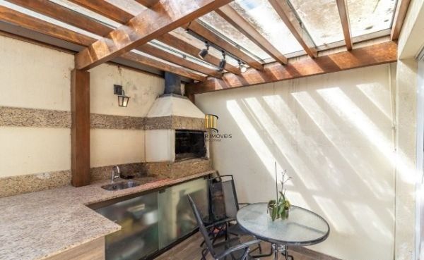 Sobrado condomínio no bairro Teresópolis de 4 dormitórios 2 vagas e infra