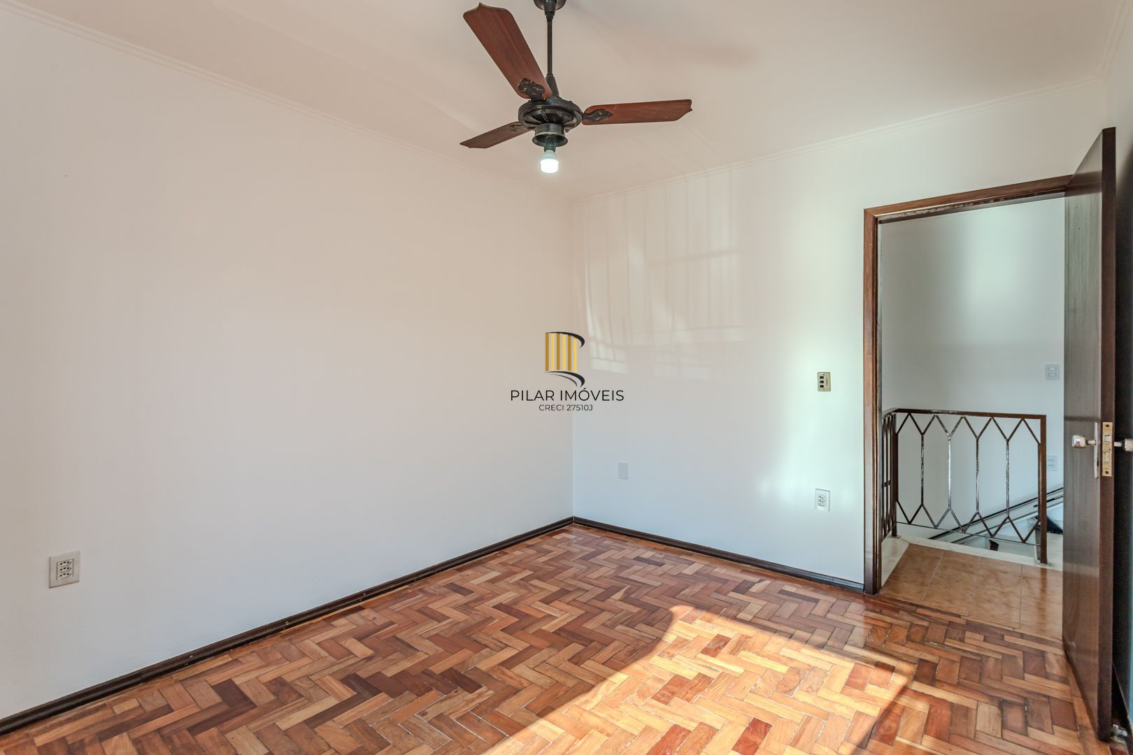 Casa no Partenon com 4 dormitórios e 4 vagas DESOCUPADA
