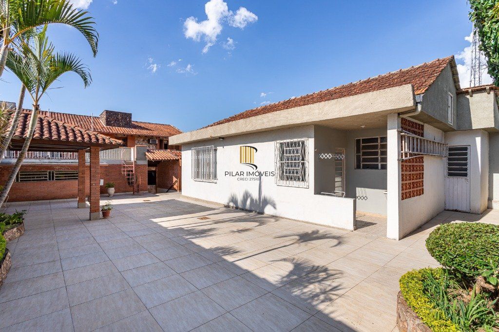 Casa sobrado no Partenon de 3 dormitórios e amplo pátio