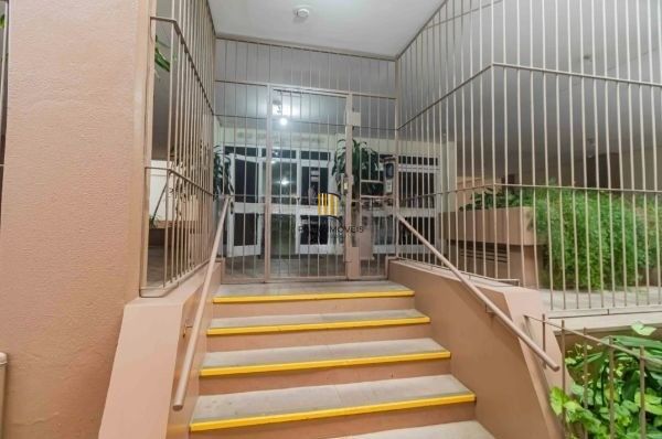 Apartamento no Centro de 2 dormitórios dependência DESOCUPADO