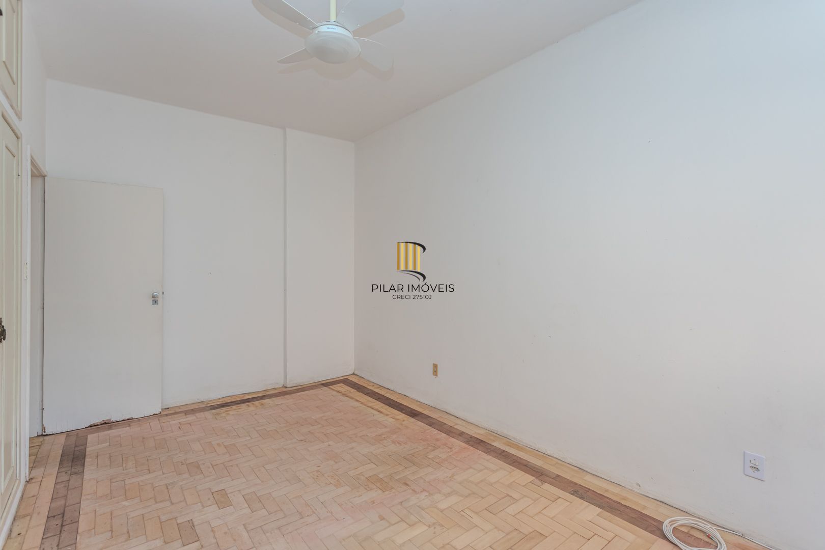 Casa no Menino Deus de 3 dormitórios e 5 vagas DESOCUPADA