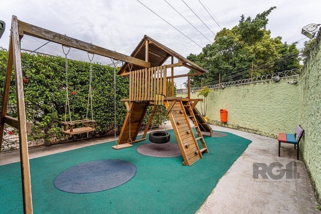 Casa em condomínio no Sarandi de 2d vaga e infra