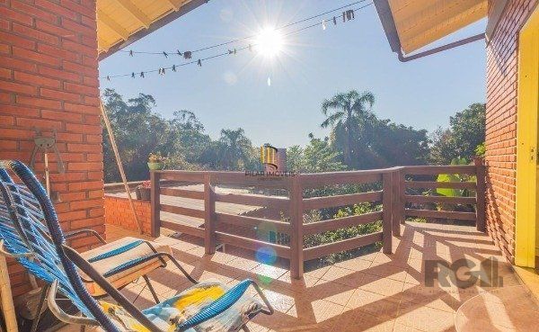 Casa sobrado na Lomba do Pinheiro com 4 dormitórios e 2 vagas