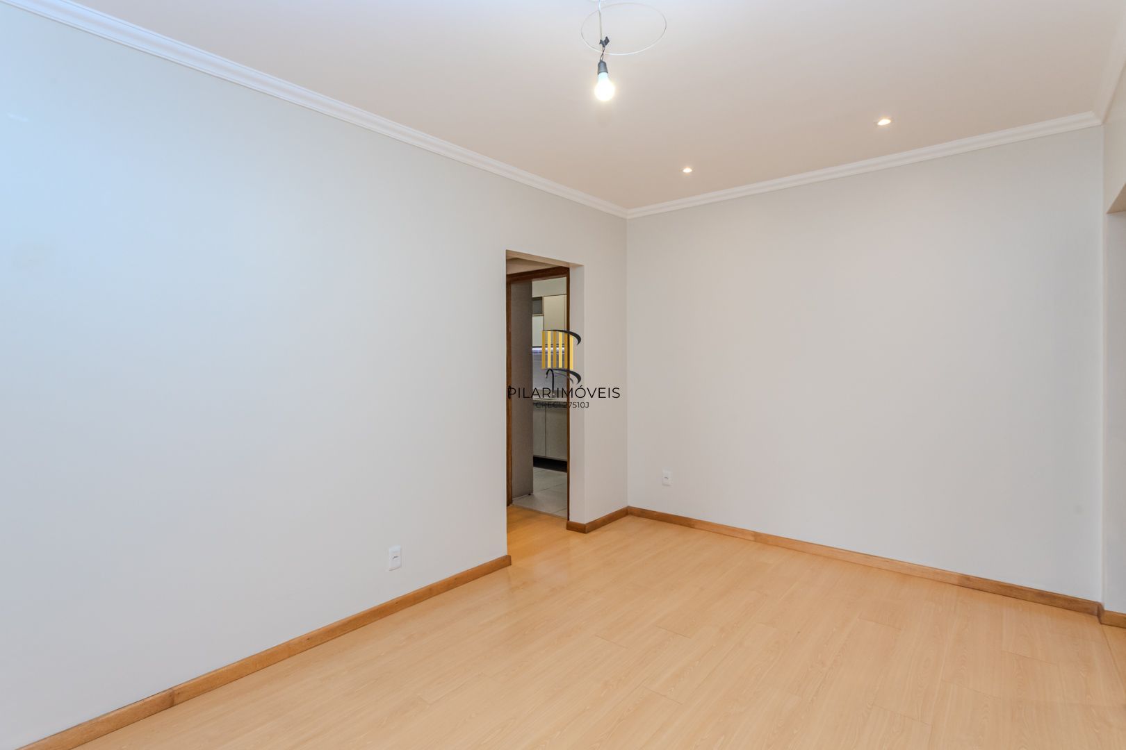 Apartamento no bairro Petrópolis de 2 dormitórios térreo com pátio DESOCUPADO