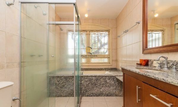 CASA DESOCUPADA E SEMI MOBILIADA, COM SUÍTE MASTER, SACADA, VISTA PANORÂMICA, EM AMPLO TERRENO NO SANTA TEREZA