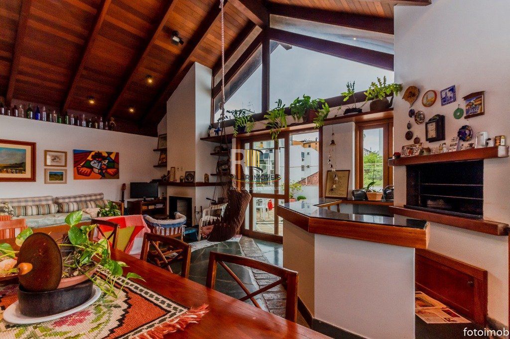 Cobertura para Venda - 248.34m², 3 dormitórios, sendo 1 suites, 3 vagas - Petrópolis