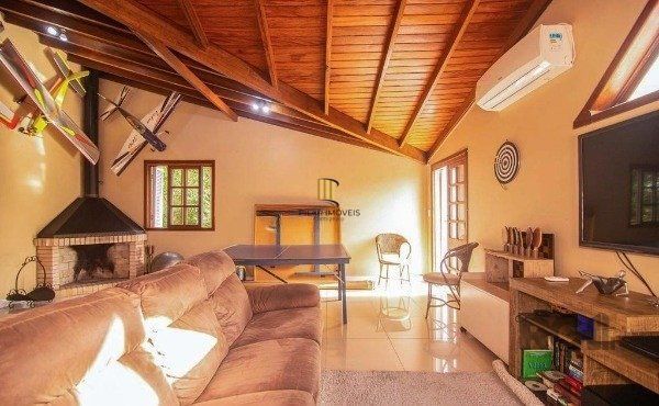 Casa no bairro Camaquã de 4 dormitórios e 2 vagas