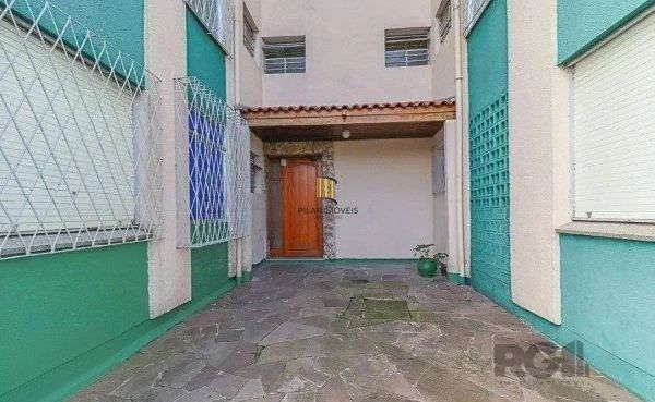 Apartamento de 2 dormitórios reformado no bairro Cristal