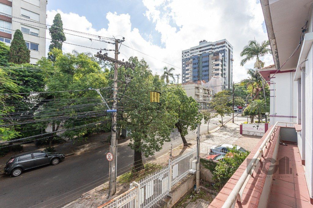 Casa Espaçosa de 3 Dormitórios à Venda no Bairro Moinhos De Vento!