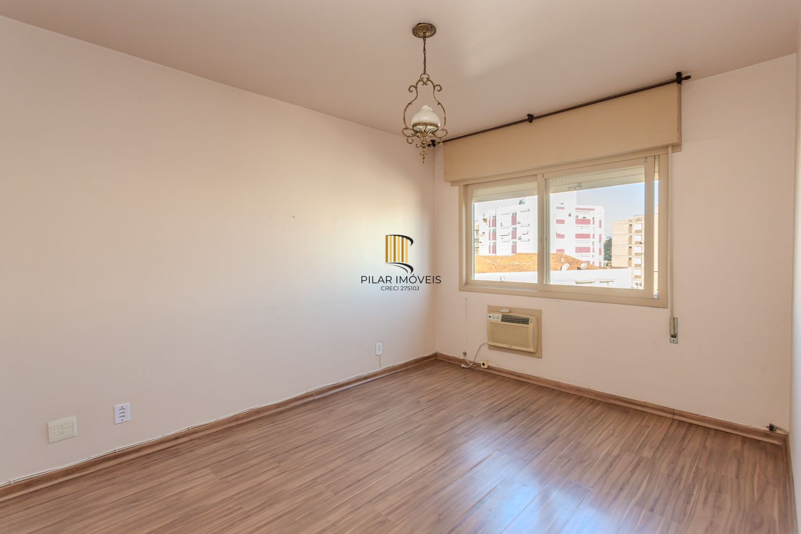 Apartamento de 2 dormitórios com dependência e vaga no bairro Santana DESOCUPADO