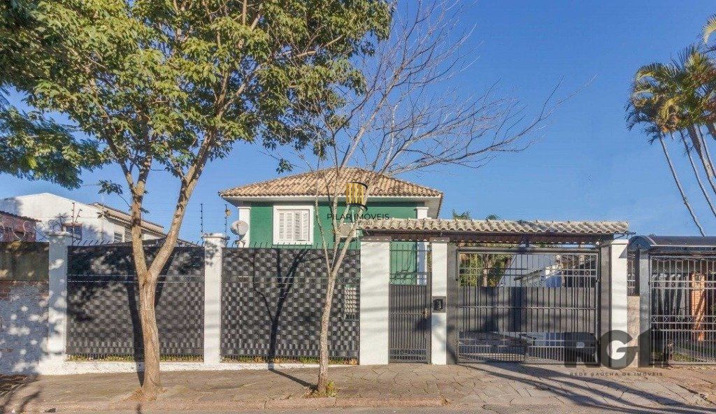 Sobrado no bairro Tristeza de 3 dormitórios e vaga DESOCUPADO