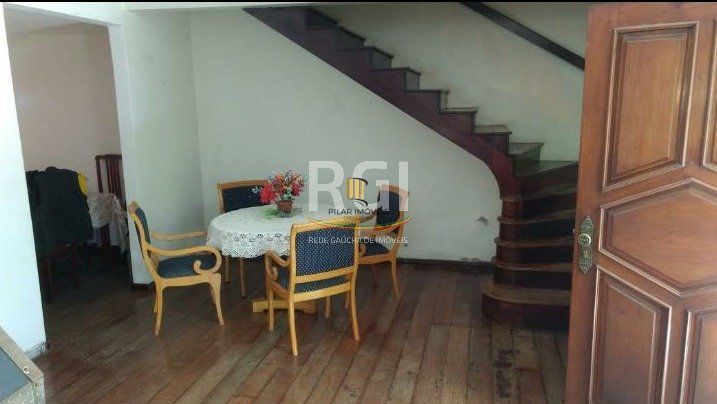 Casa para Venda - 300m², 4 dormitórios, 4 vagas - Nonoai