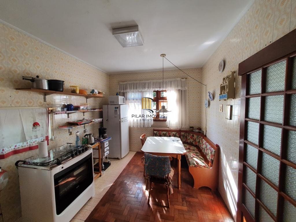 Casa para Venda - 250m², 4 dormitórios, sendo 1 suites, 4 vagas - Centro