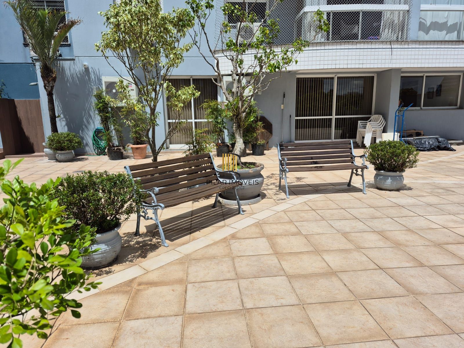 Apartamento no Centro de 2 dormitórios e 2 vagas DESOCUPADO