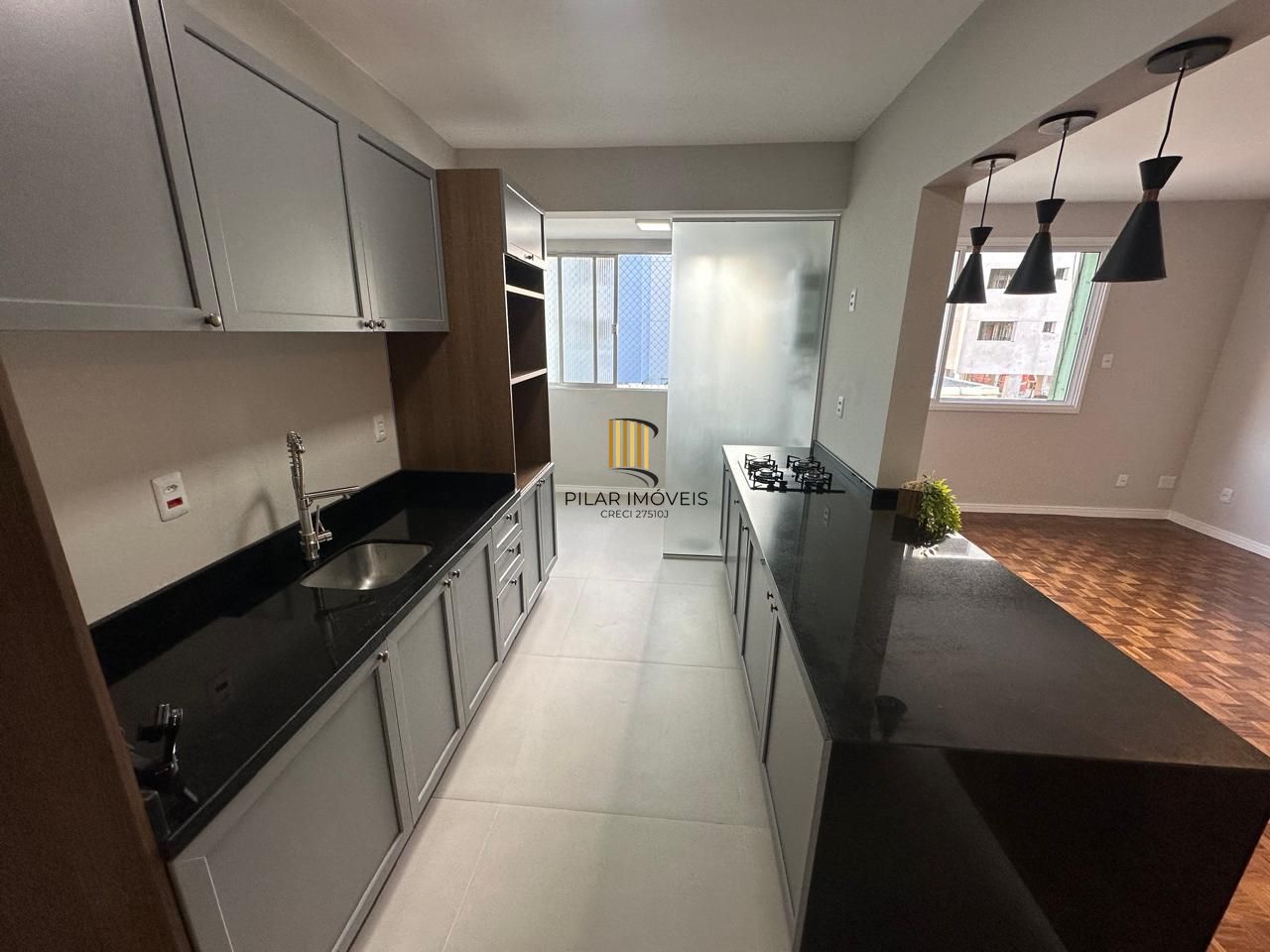 APTO COM 02 DORM. DEPENDENCIA EMP, TODO REFORMADO , SEMI-MOBILIADO, GARAGEM,  ELEVADOR