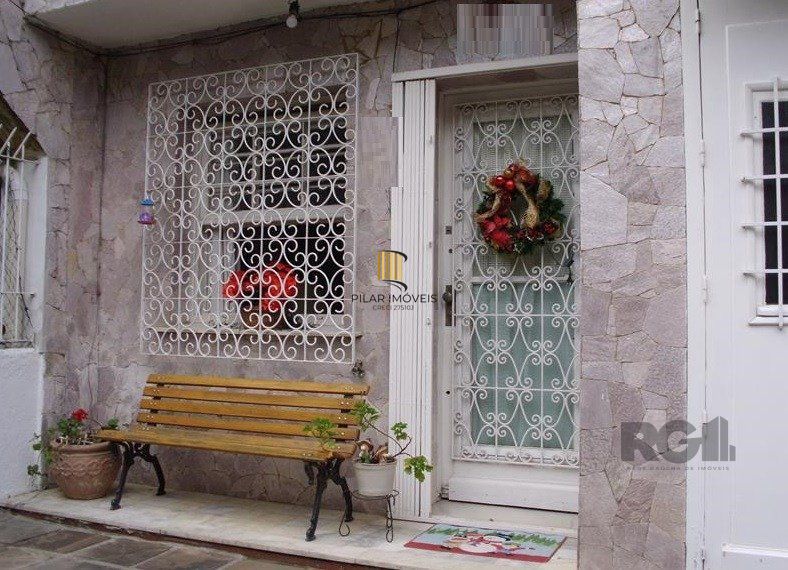 Casa sobrado no bairro Higienópolis de 3 dormitórios e 2 vagas