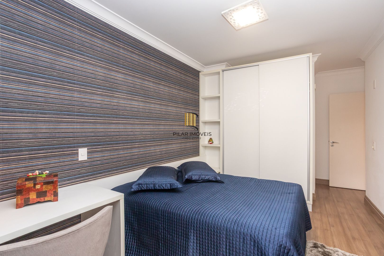 COBERTURA MOBILIADA COM VISTA PARA O GUAÍBA