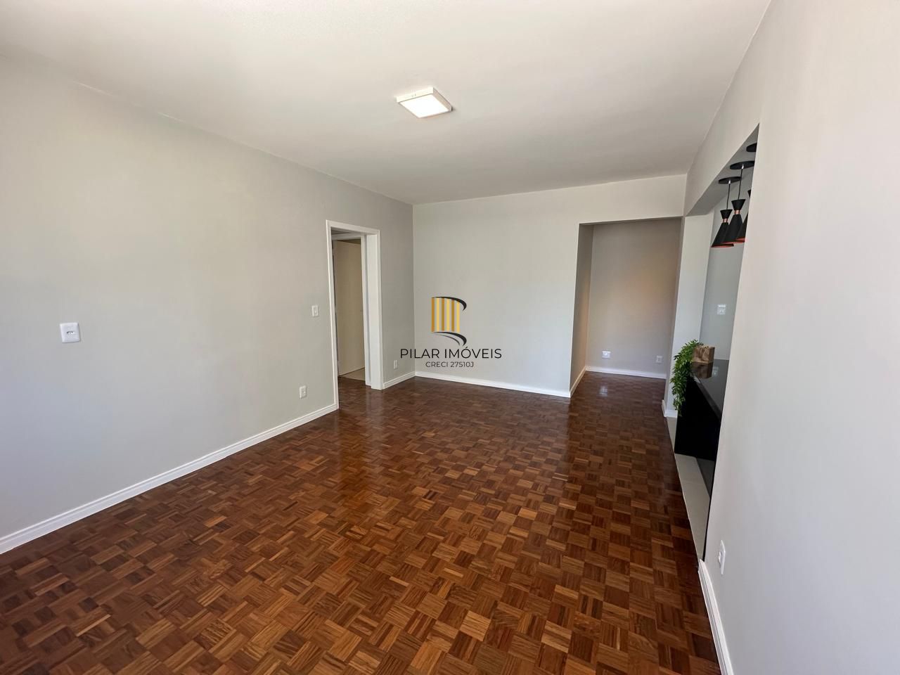 APTO COM 02 DORM. DEPENDENCIA EMP, TODO REFORMADO , SEMI-MOBILIADO, GARAGEM,  ELEVADOR