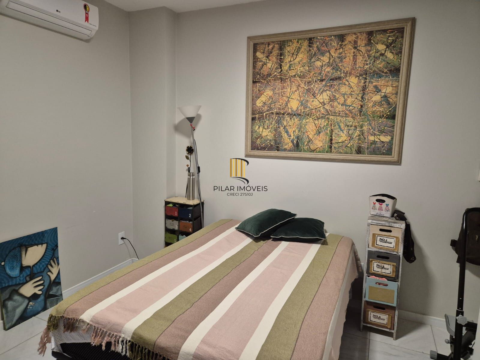 APARTAMENTO NO CENTRO DA CIDADE DE CHAPECÓ 02 DORM. 02 VAGAS, SEMI-MOBILIADO, CHURRASQUEIRA E ELEVADOR.