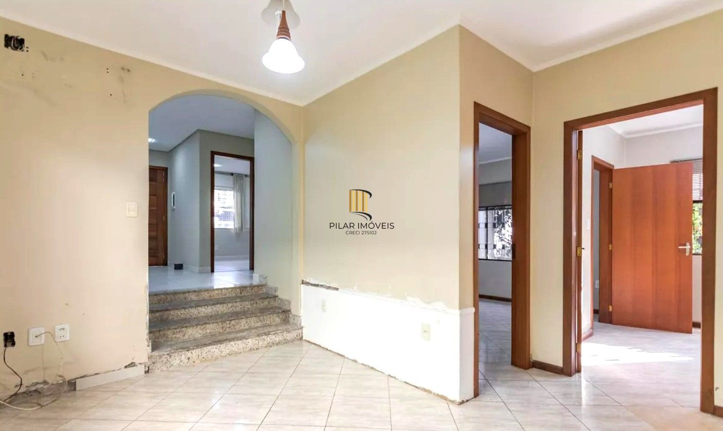 Casa no bairro Jardim Sabará de 4 dormitórios e 3 vagas DESOCUPADA