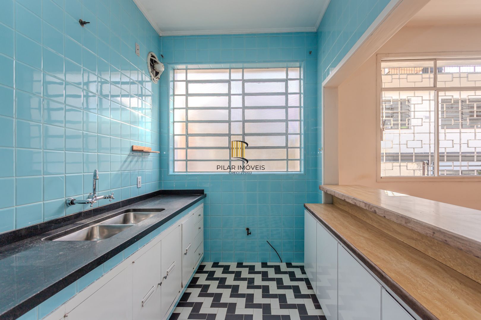 Casa no Menino Deus de 3 dormitórios e 5 vagas DESOCUPADA