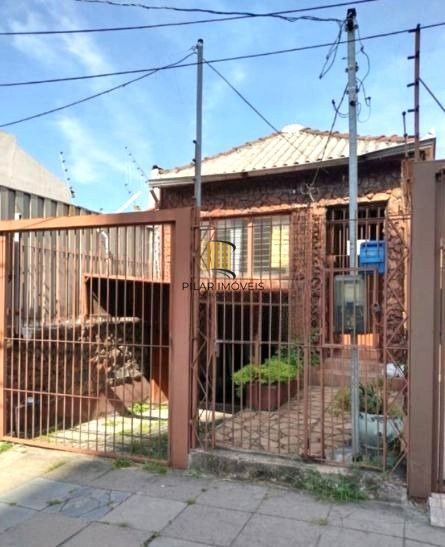 Casa no bairro Partenon de 3 dormitórios e vaga