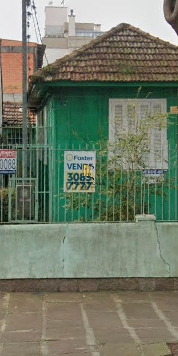 Vende-se casa de madeira, com dois dormitórios, banheiro, sala e cozinha. Localização privilegiada no bairro Jardim Botânico. Área do terreno com 6,6mx44m.