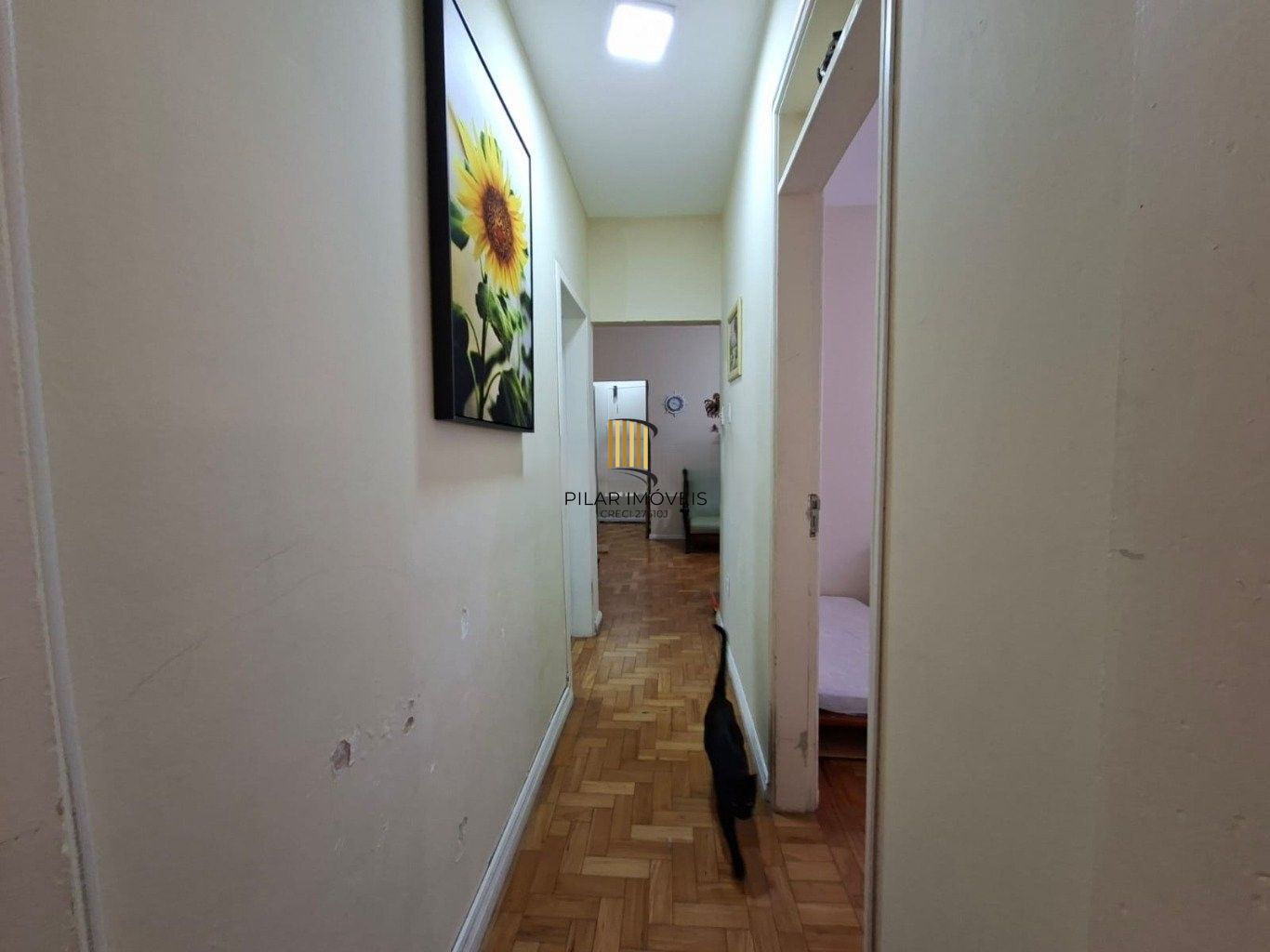 Lindo apartamento de 2 dorm. + dependência no Centro Histórico