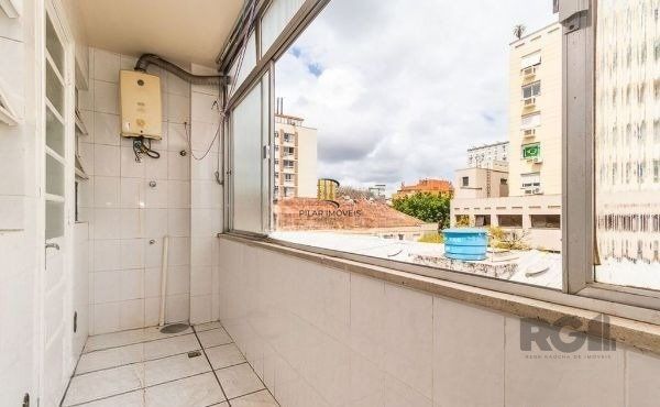 Apartamento de 2 dormitórios dependência e vaga