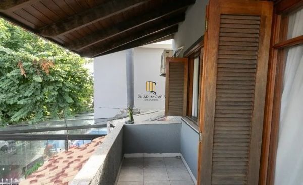 Casa sobrado no bairro Ecoville de 3 dormitórios e 4 vagas