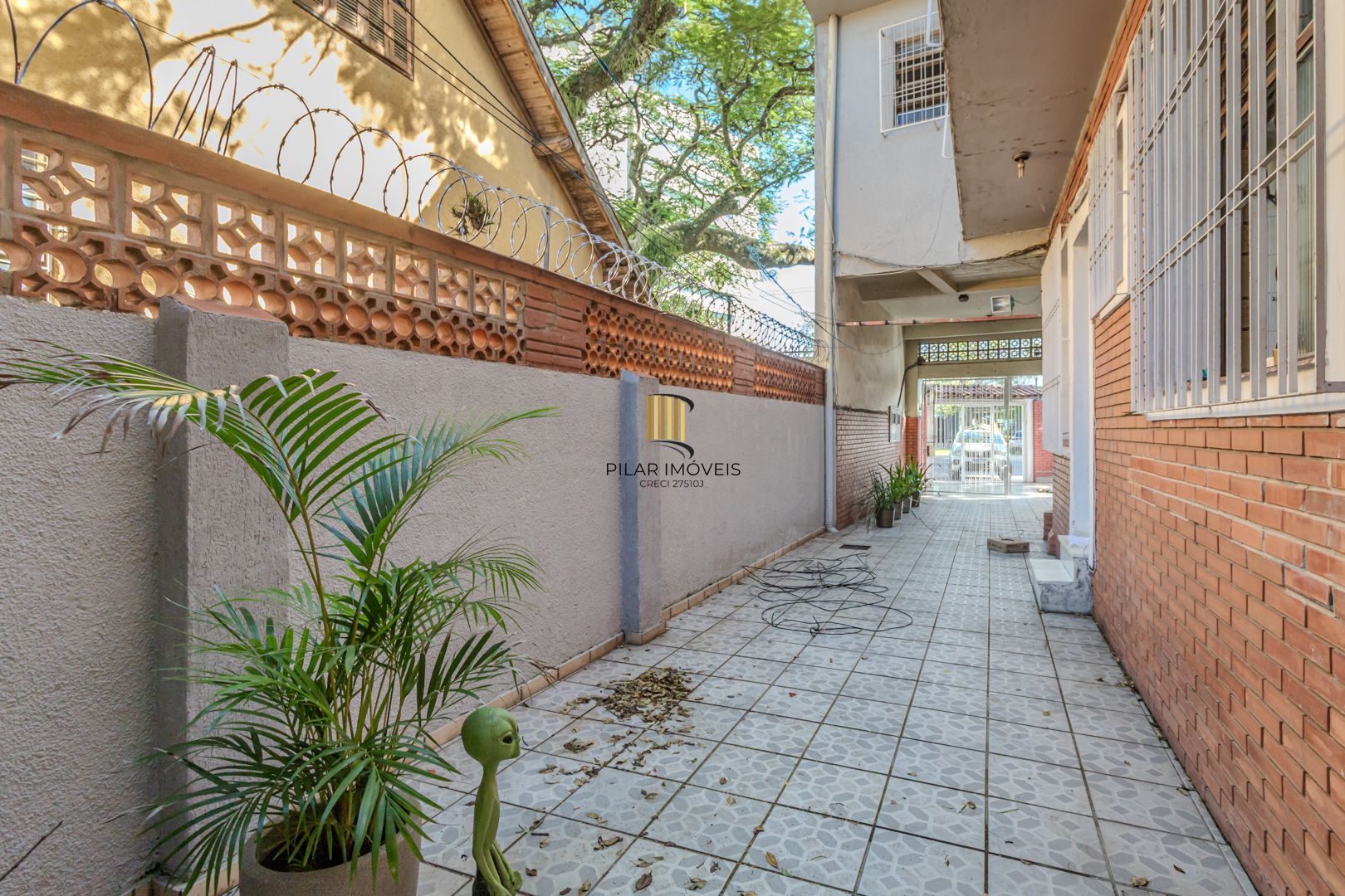 Prédio Residencial no Passo D'areia com 8 dormitórios e 8 vagas