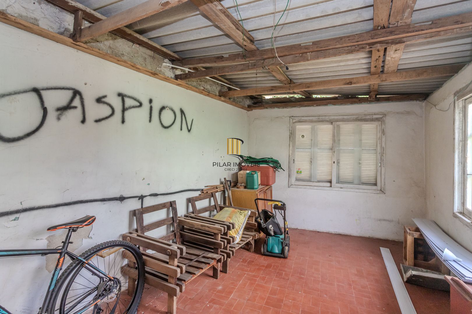 Casa no bairro Jardim Botânico de 3 dormitórios e garagem e terreno com 370m²