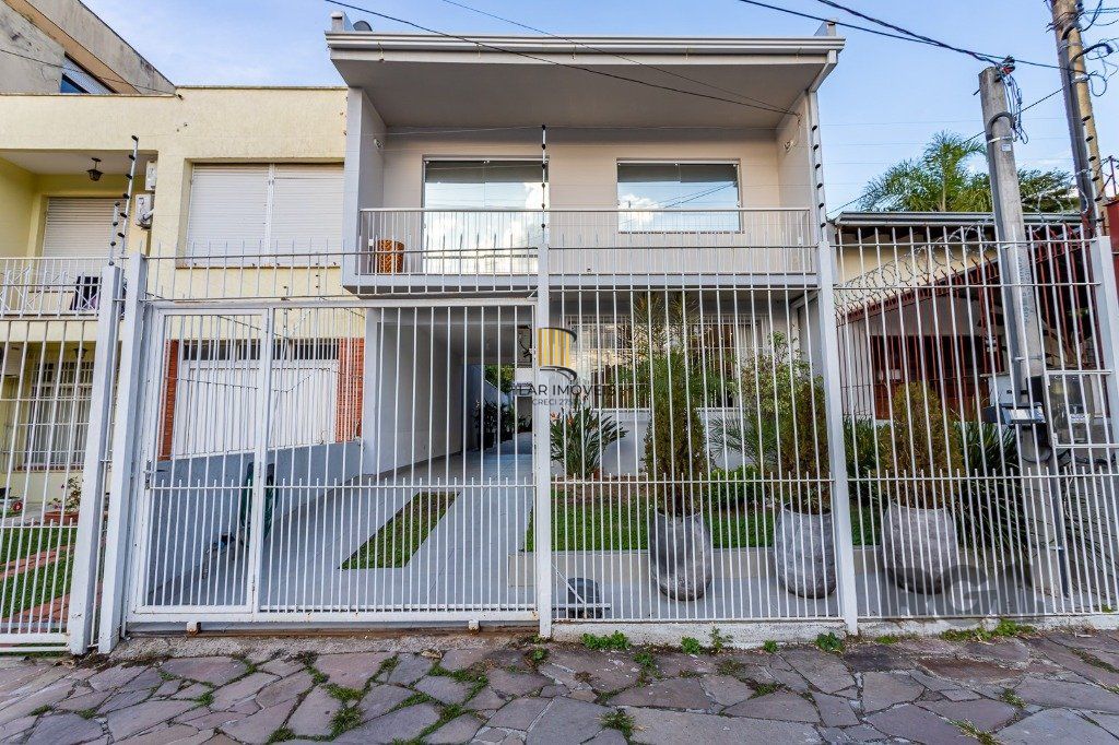 Casa sobrado no bairro Santo Antônio de 4 dormitórios e 3 vagas