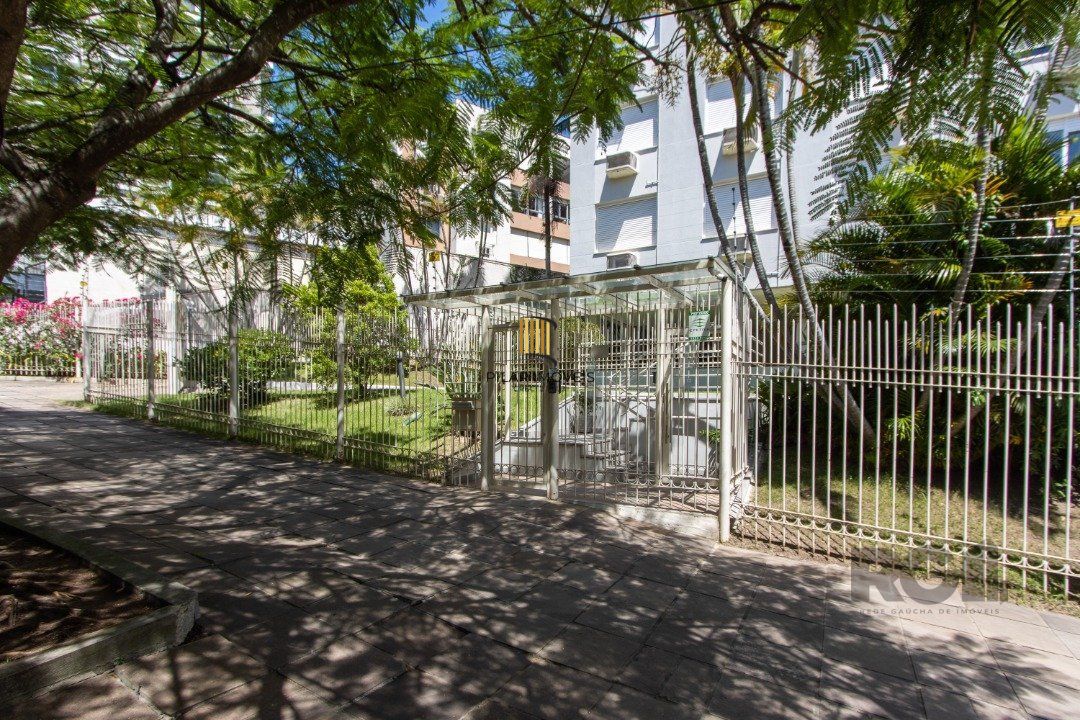 Apartamento no Petrópolis de 2 dormitórios dependência e vaga desocupado