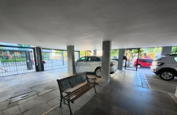 Apartamento de 2 dormitórios com dependência e vaga no bairro Santana