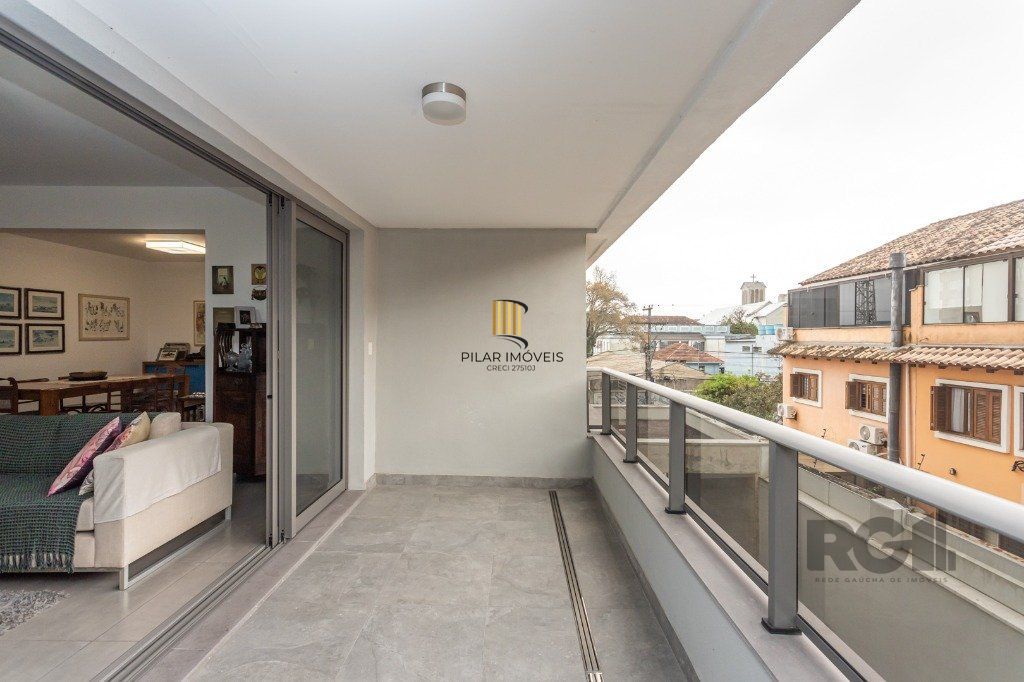 Apartamento no bairro Tristeza de 3 dormitórios e 2 vagas