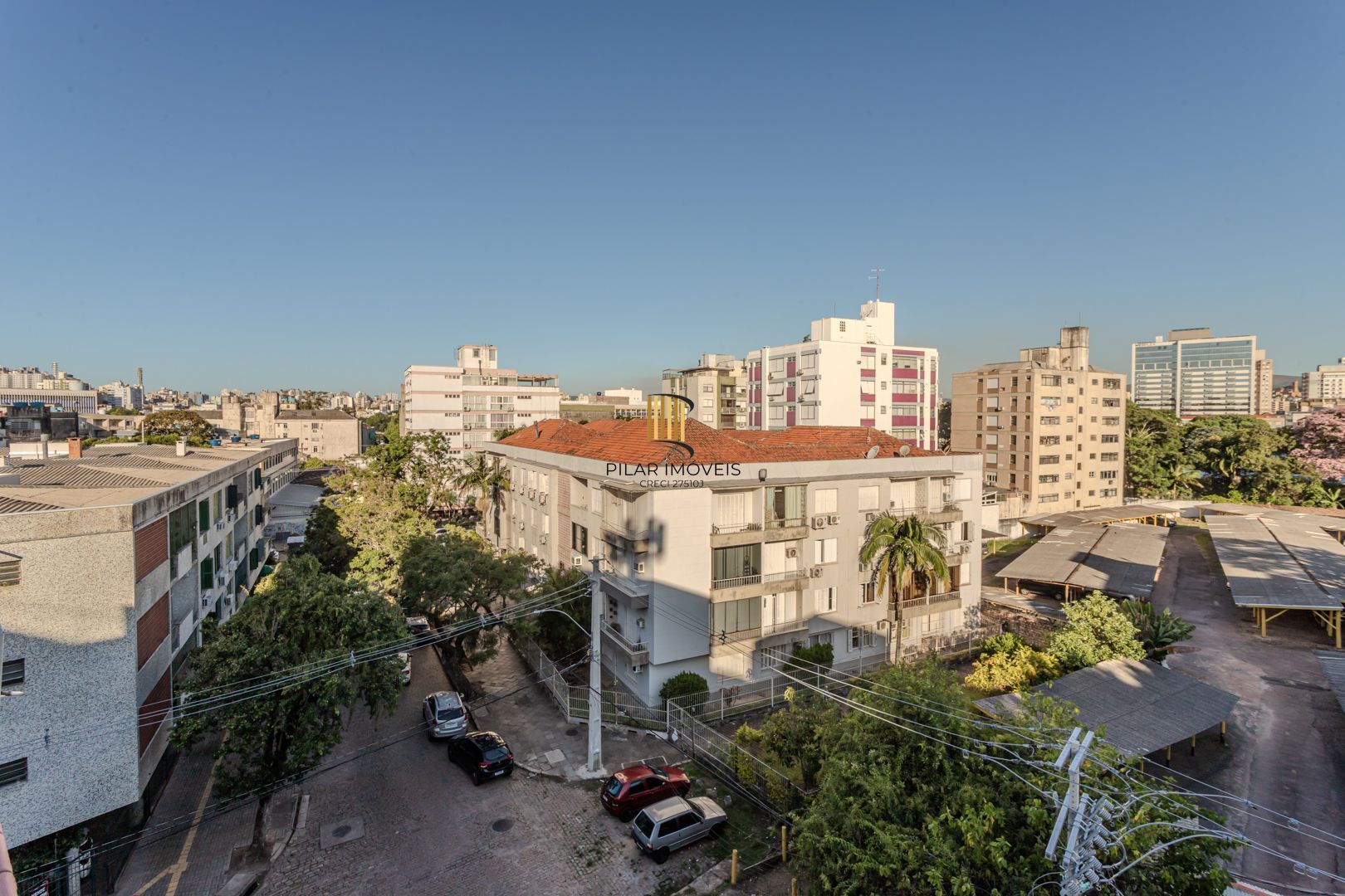 Apartamento de 2 dormitórios com dependência e vaga no bairro Santana DESOCUPADO