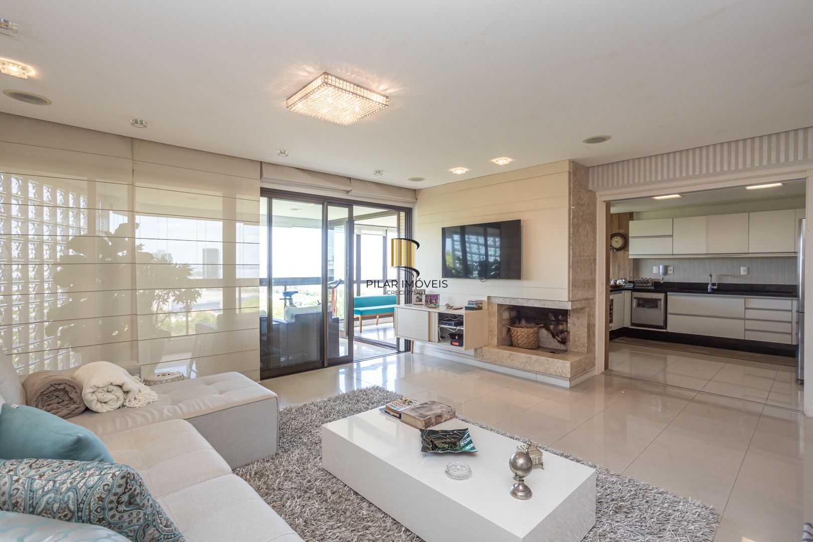 COBERTURA MOBILIADA COM VISTA PARA O GUAÍBA