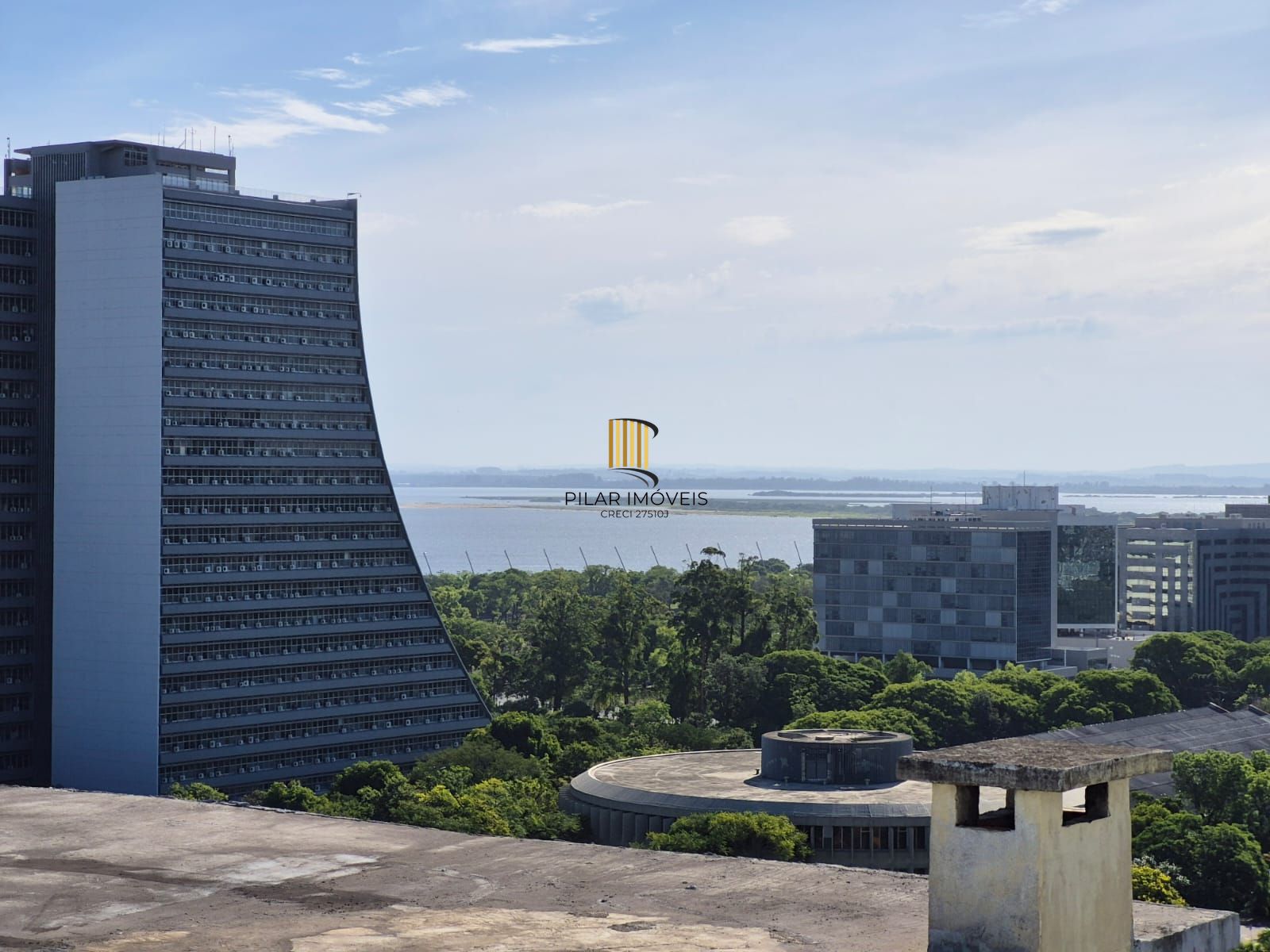 Apartamento no Centro de 2 dormitórios e 2 vagas DESOCUPADO