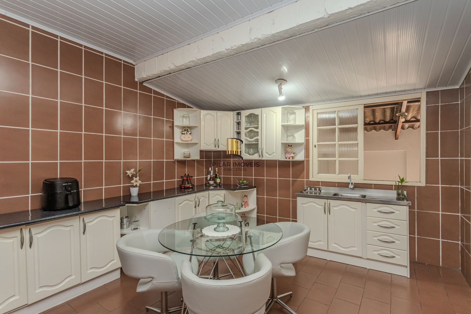 Casa no bairro Jardim Botânico de 3 dormitórios e garagem e terreno com 370m²