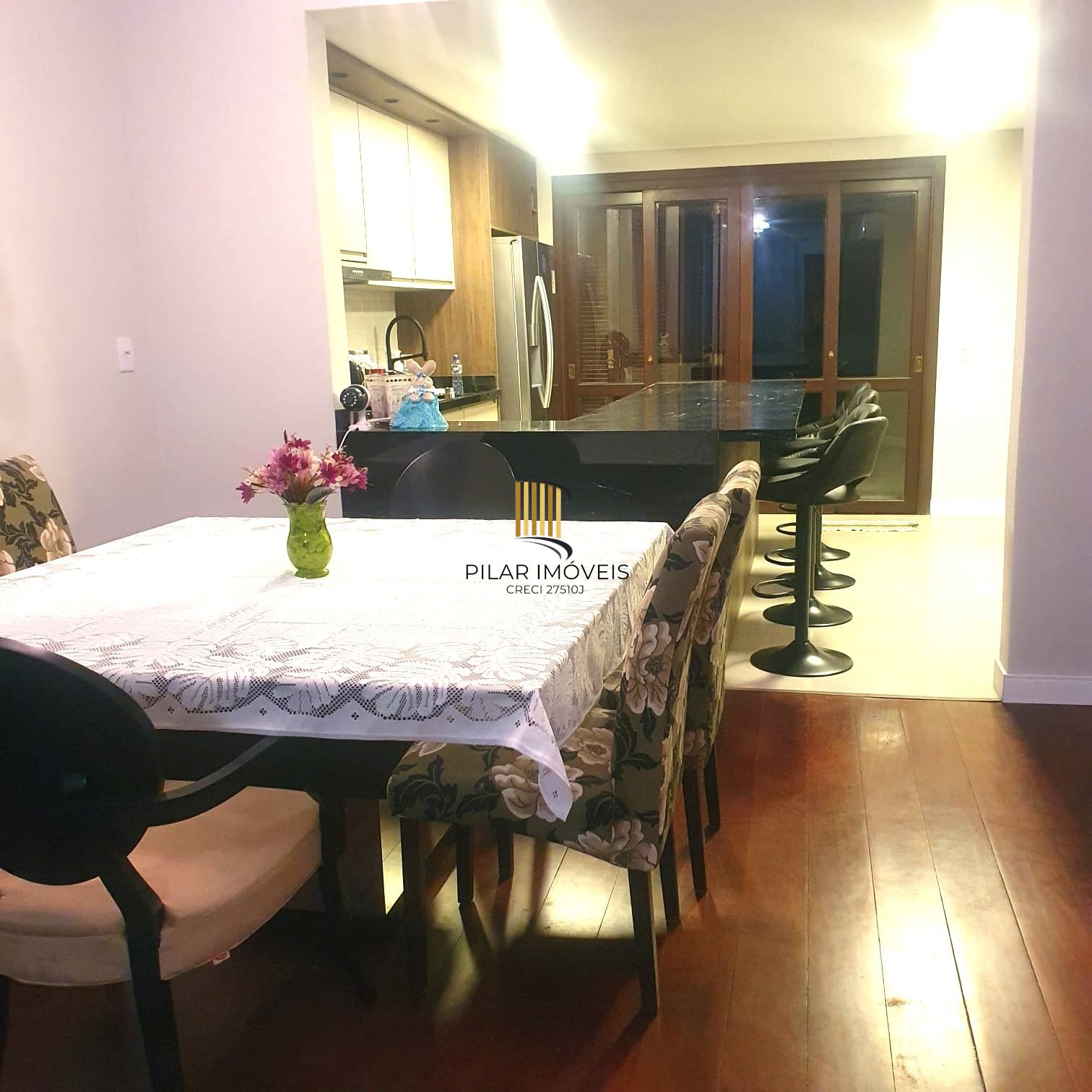 Sobrado no Menino Deus de 3 dormitórios e vaga