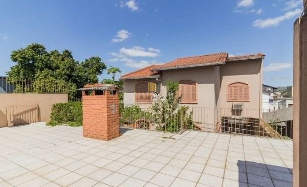 Casa no Sarandi de 4 dormitórios e 4 vagas