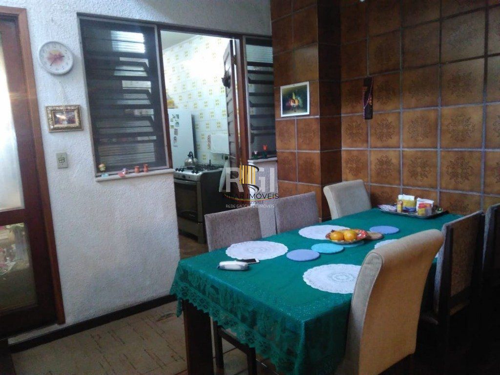 Casa para Venda - 340m², 4 dormitórios, sendo 2 suites, 3 vagas - Jardim Lindóia