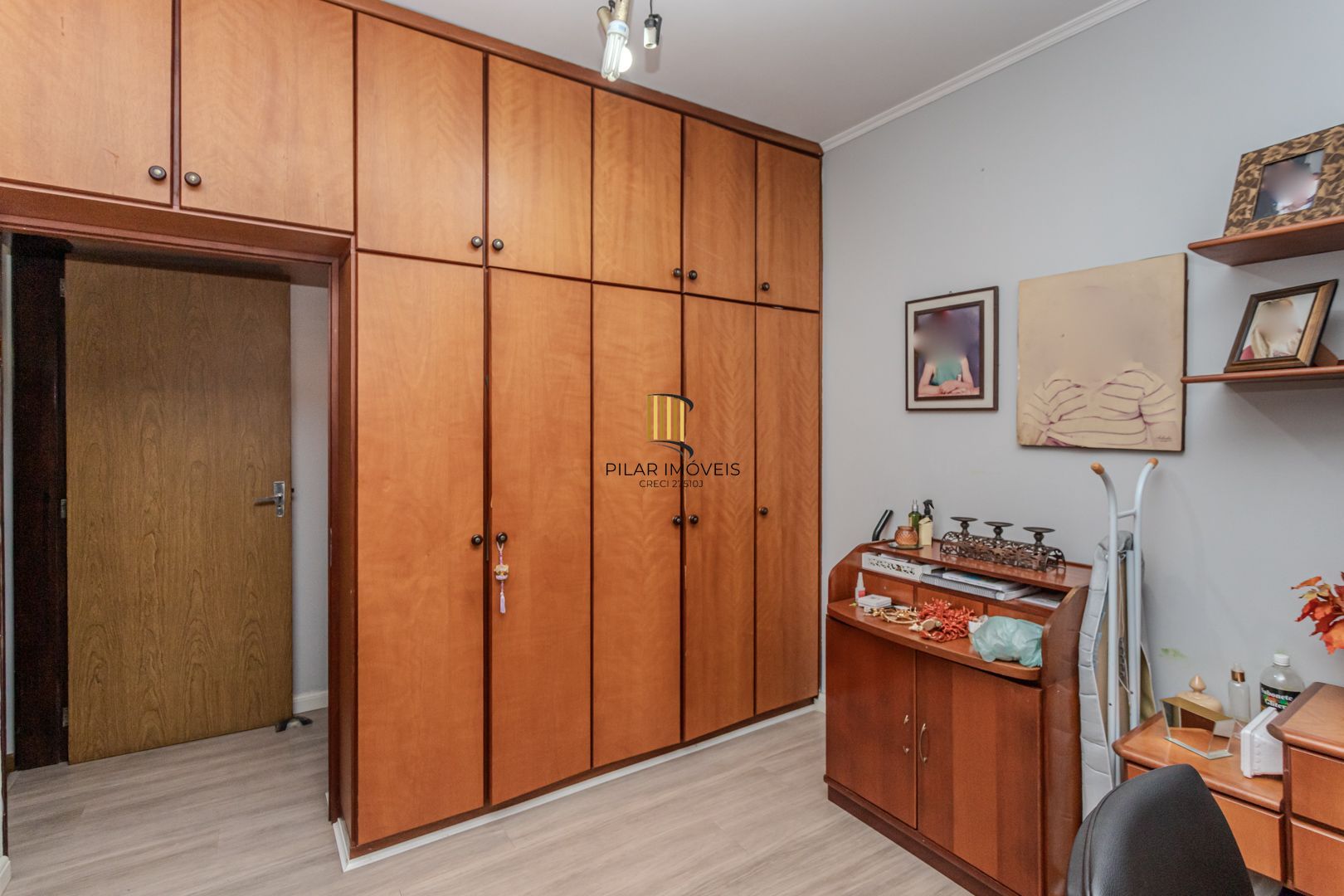 Prédio Residencial no Passo D'areia com 8 dormitórios e 8 vagas