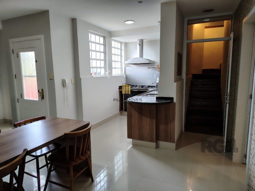Casa sobrado com 300m² na Vila Nova de 3 dormitórios e 4 vagas